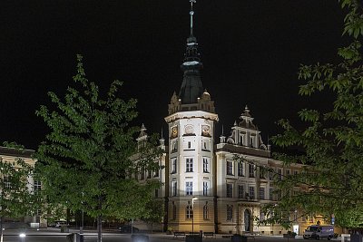 Náměstí v Hronově ve večerním provedení