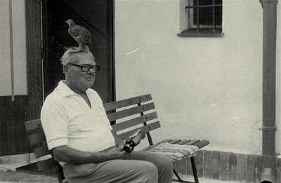 Příběhy starých fotografií: Slepička Máňa a tatínek