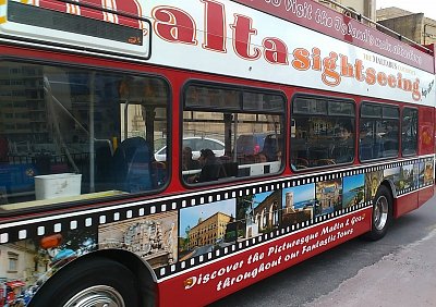 S tímto autobusem jsme jezdily druhý a třetí den našeho poznávání Malty.
