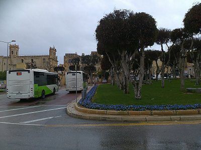 Park před autobusovým terminálem ve Victorii.