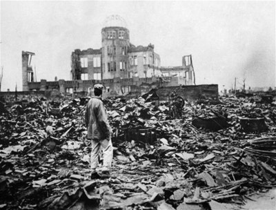 Palác krátce po výbuchu atmové bomby.