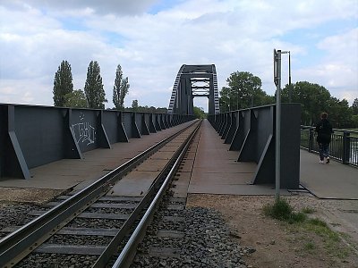 Železniční most v Neratovicích, vpravo pro chodce