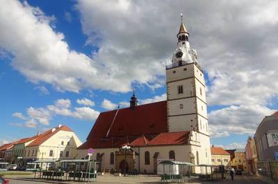 01-kostel-z-namesti.jpg