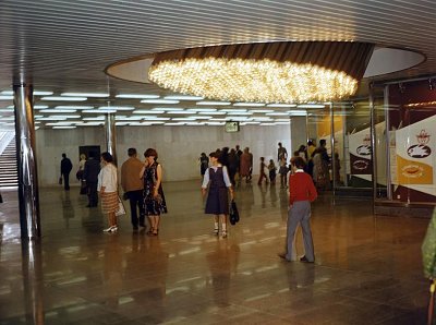 01-metro-a-namesti-miru-svetelny-objekt-v-pruchodu-archiv-pavla-karouse-.jpg