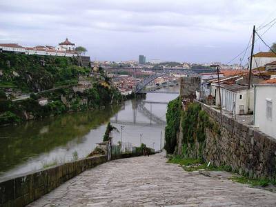 01.Příkrou cestou k řece Douro. Vlevo nahoře klášter P. Marie Horské na sloupu