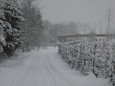 Kunratická lávka nad rychlostní komunikací.