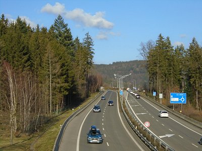 Pohled z lávky na dopravní hemžení směr Jablonec nad Nisou.