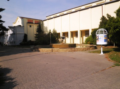 podzimní slunečné zátiší s vodotryskem