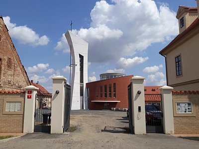 02-hlavni-vchod-do-arealu.jpg