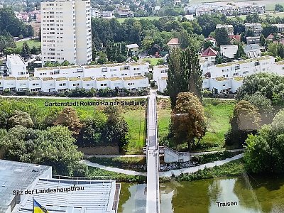 U ochozu věže jsou panely s názvy viděných budov z každé světové strany