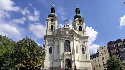 Průčelí barokního kostela sv. Máří Magdalény