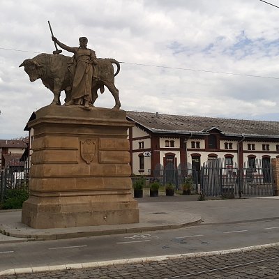 02-muz-s-bykem-socha-vpravo-1.jpg