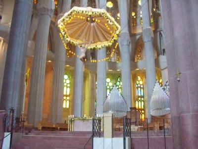 02-sagrada-familia-hlavni-oltar.jpg