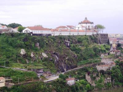 02. V údolí teče řeka Douro, nad strání je rozsáhlý klášter Panny Marie Horské na sloupu