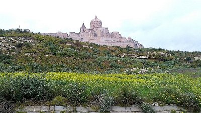 Středověké město MDINA (foceno přes zmoklá okna z jedoucího autobusu).