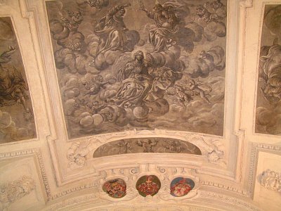 03-detail-stropu-s-erby-zakladatelu-kaple.jpg