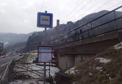 03-zastavka-autobusu-u-vodopadu.jpg