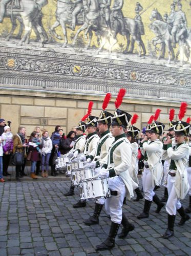 Kapela v parádních uniformách.