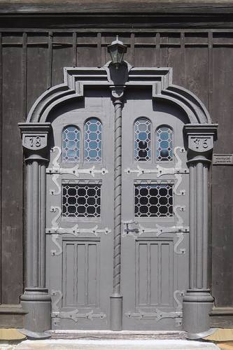 04-Vchodové dveře s datem vysvěcení kostela.jpg