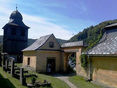 Okolo kostela je hřbitov, v malém žlutém domku bývala márnice.