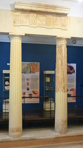 Budova muzea mj. v sobě skrývá pozůstatky bývalé římské rezidence z 1. stol. n. l.