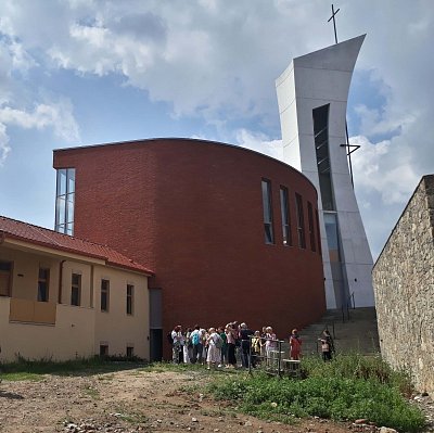 05-kostel-sv.-terezie-z-avily-od-zadni-casti-arealu.jpg