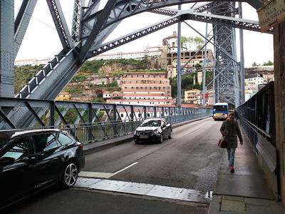05. Dolní patro mostu slouží autodopravě a chodcům