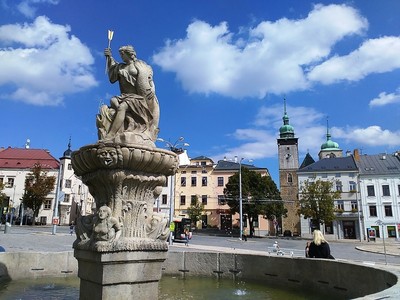 Kašna Amfitrite a vpravo vzadu kostel sv. Jakuba