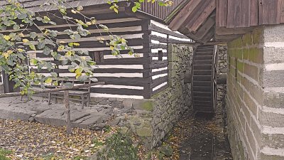 vodní mlýn na původním místě z roku 1596, měl i právo výčepní, později připojena varna povidel, dnes rekonstrukce přeneseného mlýna z Oldřetic u Skutče