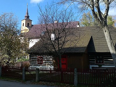 Roubenky začínají již pod schodištěm od hřbitovního kostela