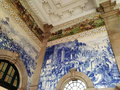 07. Azulejos - malované kachle se v tak hojném počtu nevyskytují na žádném jiném nádraží
