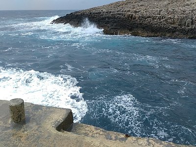 Odsud vyplouvají malé lodičky do Blue Grotto - Modré jeskyně.