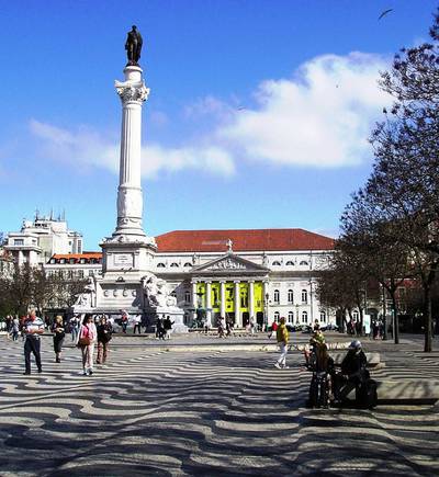 Další náměstí má jméno Rossio. Vzadu budova Národního divadla Marie II.