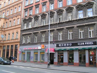 07-club-prdel-vedle-prodejny.jpg