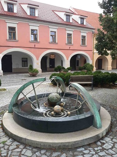 07-kasna-na-husove-namesti.jpg