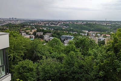 07-vyhled-z-terasy-smer-pankrac-pohorelec-petrin.jpg