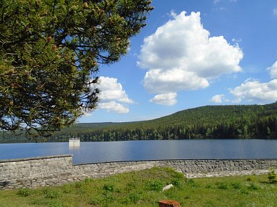 Vodní hladina na přehradě Souš.