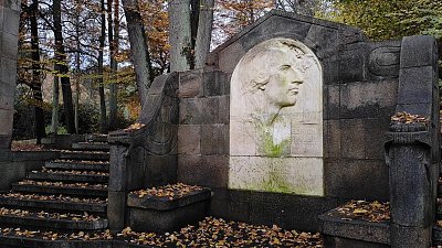 Německý básník a dramatik Friiedrich Schiller má kamennou pohovku s opěrkami.
