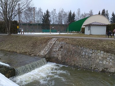 Říčka Bystřice dala název tomuto městu. U řeky je sportovní areál.