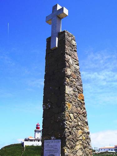 Pomník na Cabo da Roca a vzadu maják