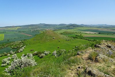 09-maly-vrch-a-ceske-stredohori-z-krizovych-vrsku.jpg