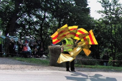 Mažoreťák z Branné signalizuje olej na trati.