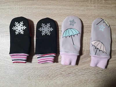 Dětské rukavice pro vnučku podšité bavlněným úpletem s nažehlenými reflexními prvky