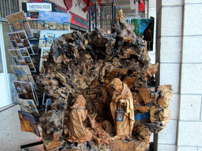 zajímavý betlém vyžený z olivového dřeva před jedním obchodem