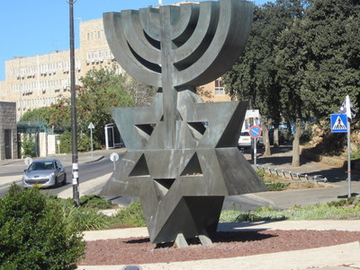 symbol judaismu (menora a davidova hvězda) před budovou Knesetu