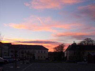 Náměstí a nebe nad ním