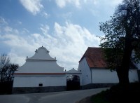 Vstup do zrekonstruovaného statku u zámku v Tažovicích