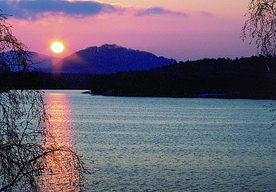 1_východ slunce nad Máchovým jezerem.jpg