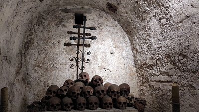V kostnici je kříž, kosti a lebky ze zrušeného hřbitova