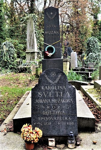 10 Hrob  profesora Petra Mužáka a spisovatelky Karoliny Světlé. Literátka byla zároveň členkou několika emancipačních spolků